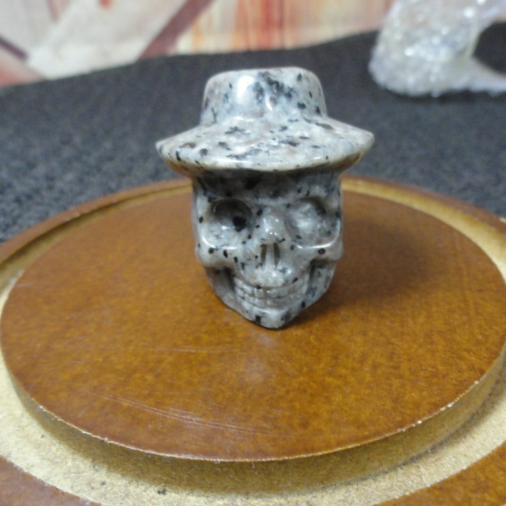 Yooperlite Skull Cowboy Crystal Stone~Black light creepy look~Detailed~NWOT~hand - Picture 2 of 7